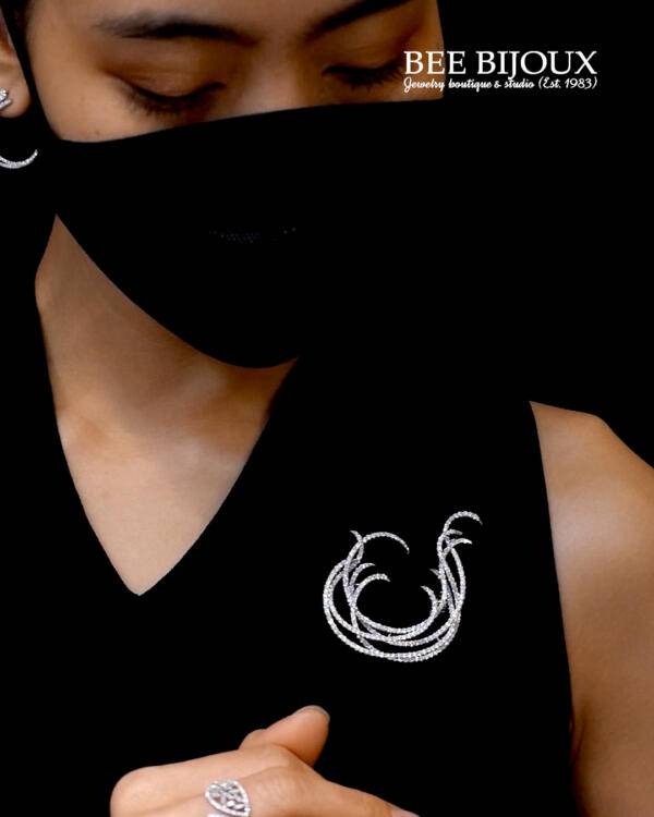 เข็มกลัดเพชรเปลวเพลิง